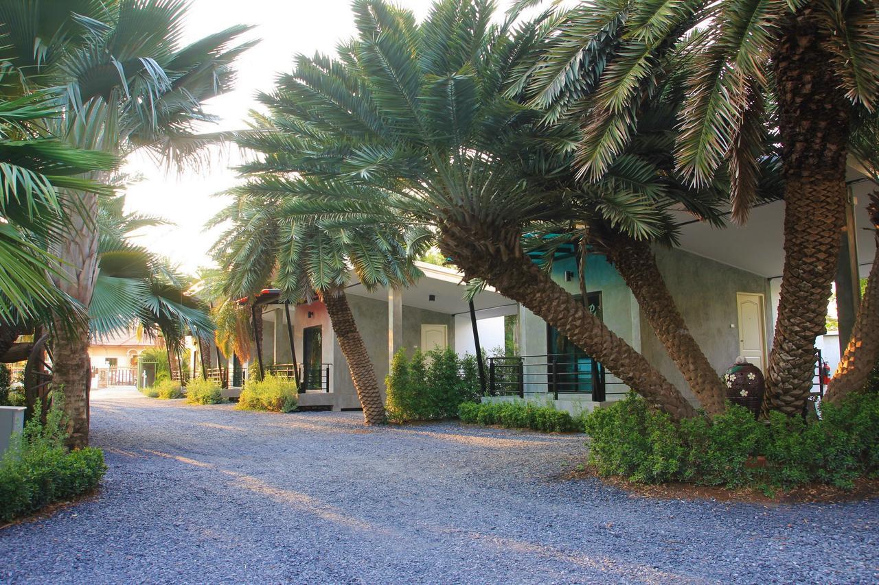 Lopburi Palm Resort Екстер'єр фото