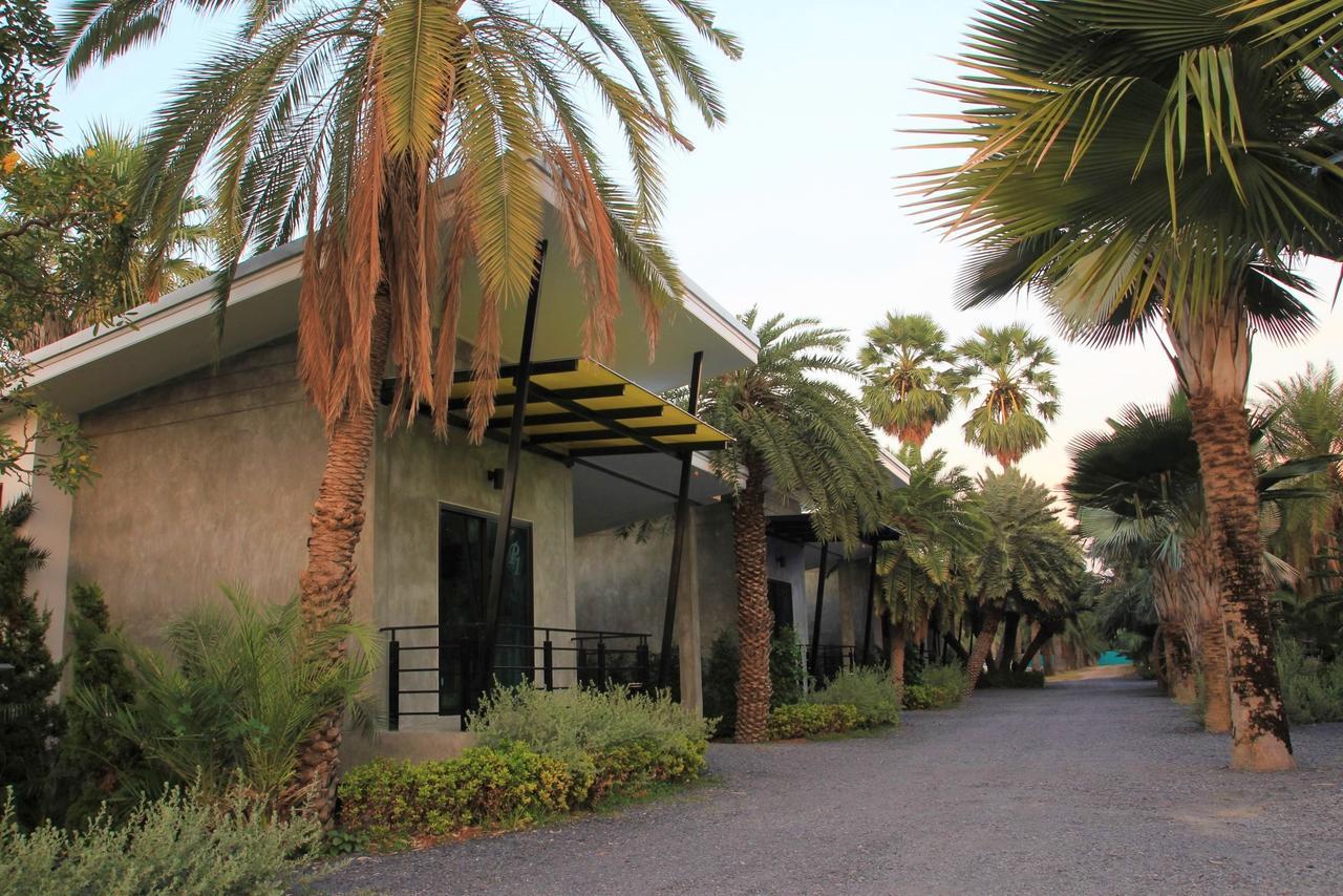 Lopburi Palm Resort Екстер'єр фото