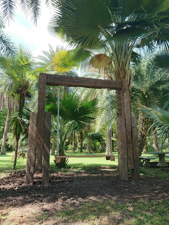 Lopburi Palm Resort Екстер'єр фото